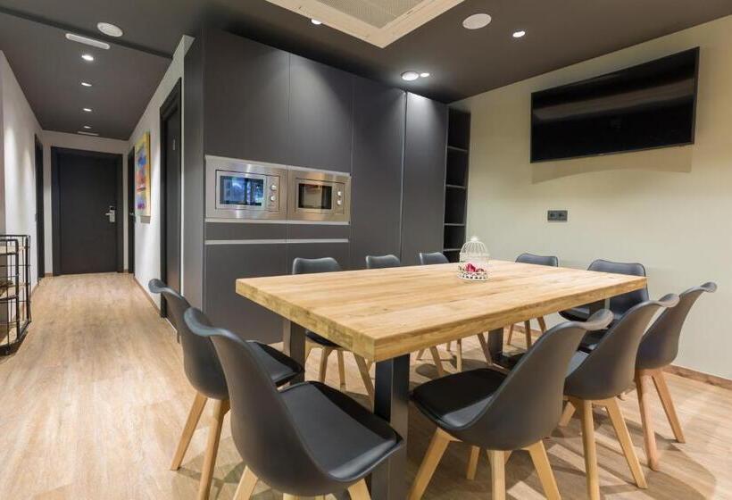 Airhostel Barcelona Airport 24h