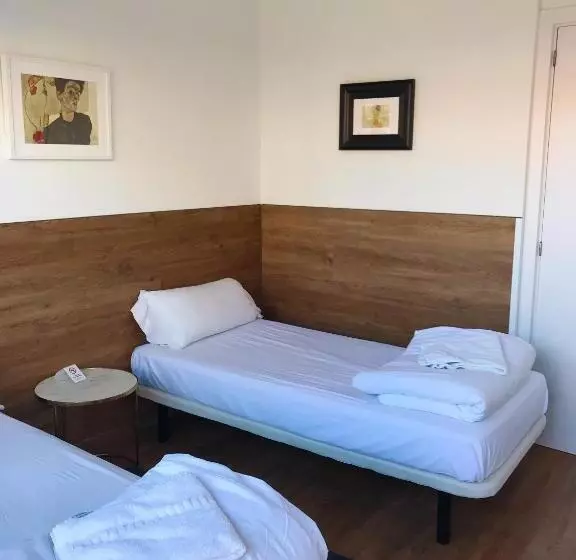 Airhostel Barcelona Airport 24h