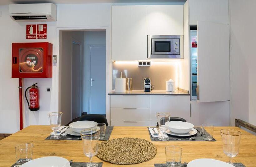 Airhostel Barcelona Airport 24h