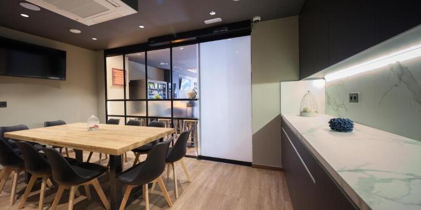 Airhostel Barcelona Airport 24h