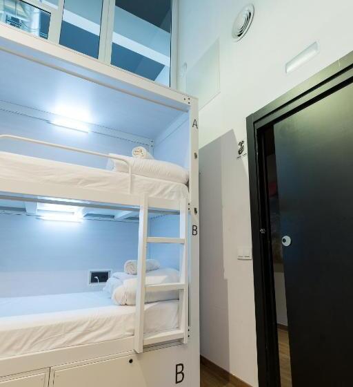 Airhostel Barcelona Airport 24h