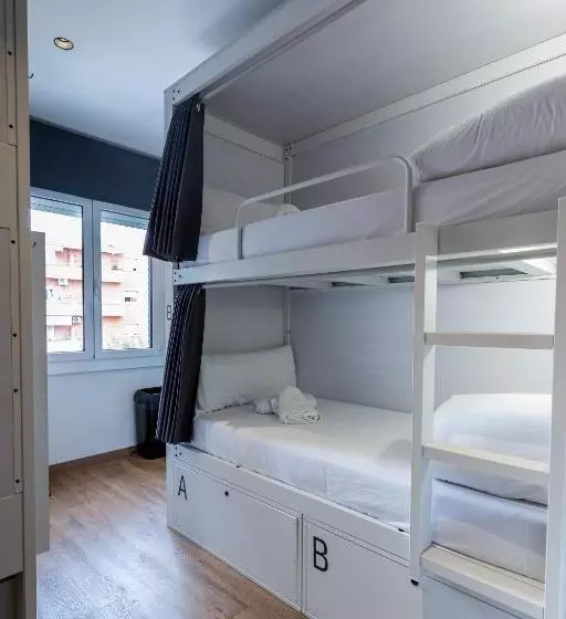 Airhostel Barcelona Airport 24h