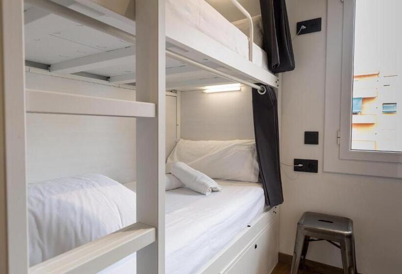 Airhostel Barcelona Airport 24h