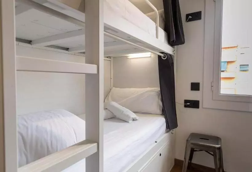 Airhostel Barcelona Airport 24h