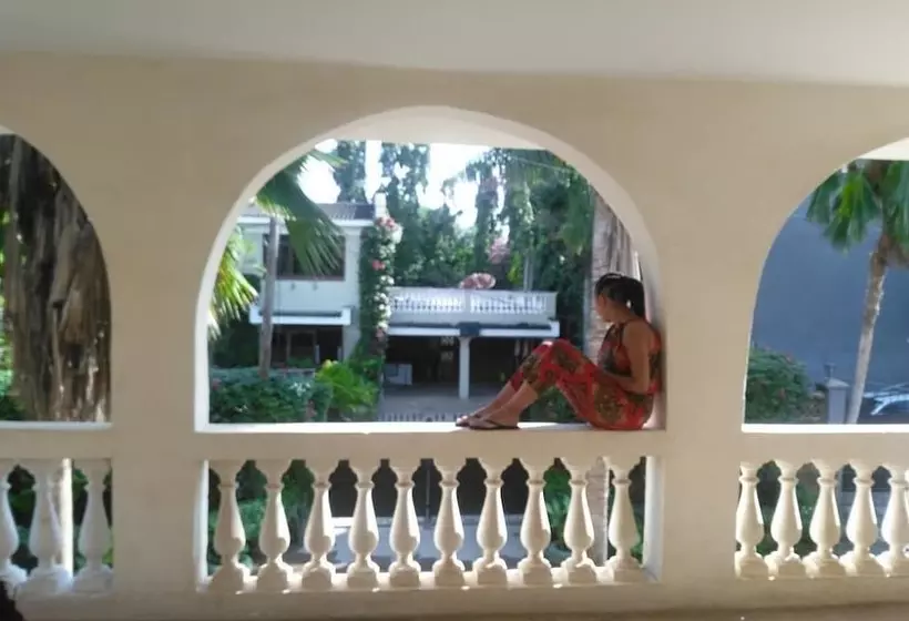 پانسیون Akogo House   Bnb , Hostel, Backpackers & Volunteer Center