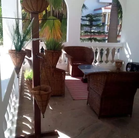 پانسیون Akogo House   Bnb , Hostel, Backpackers & Volunteer Center