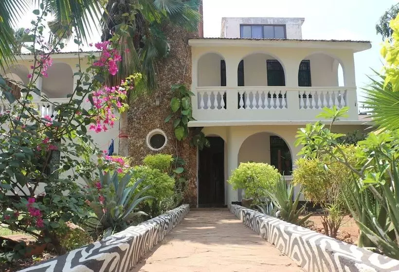 پانسیون Akogo House   Bnb , Hostel, Backpackers & Volunteer Center
