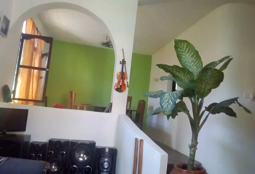 پانسیون Akogo House   Bnb , Hostel, Backpackers & Volunteer Center