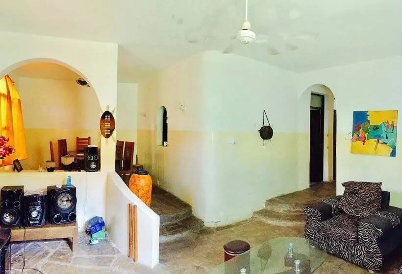 پانسیون Akogo House   Bnb , Hostel, Backpackers & Volunteer Center