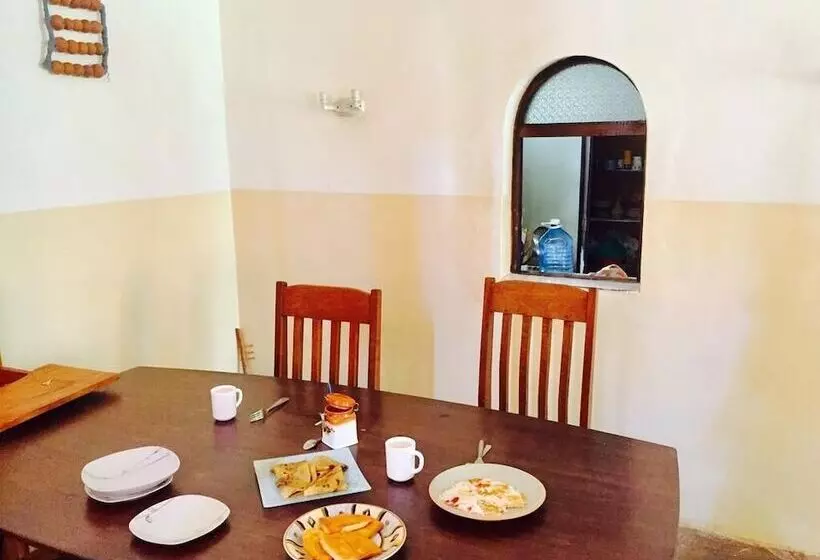 پانسیون Akogo House   Bnb , Hostel, Backpackers & Volunteer Center