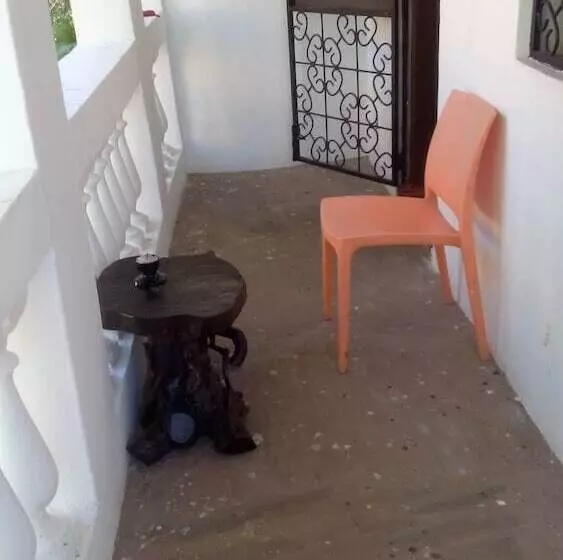 پانسیون Akogo House   Bnb , Hostel, Backpackers & Volunteer Center