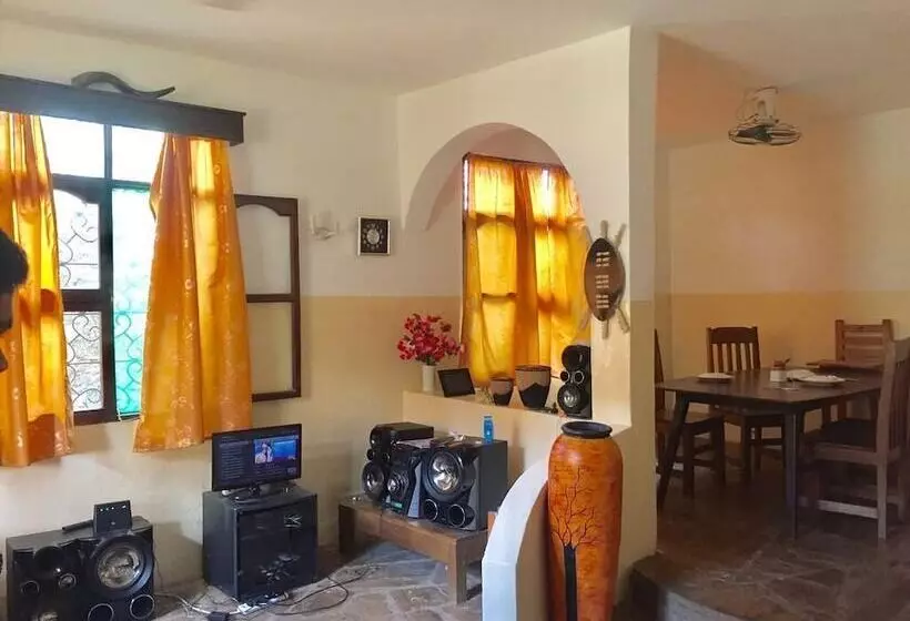 پانسیون Akogo House   Bnb , Hostel, Backpackers & Volunteer Center