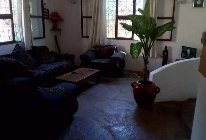 پانسیون Akogo House   Bnb , Hostel, Backpackers & Volunteer Center