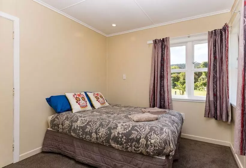 Waitangi Beach Bach 30b