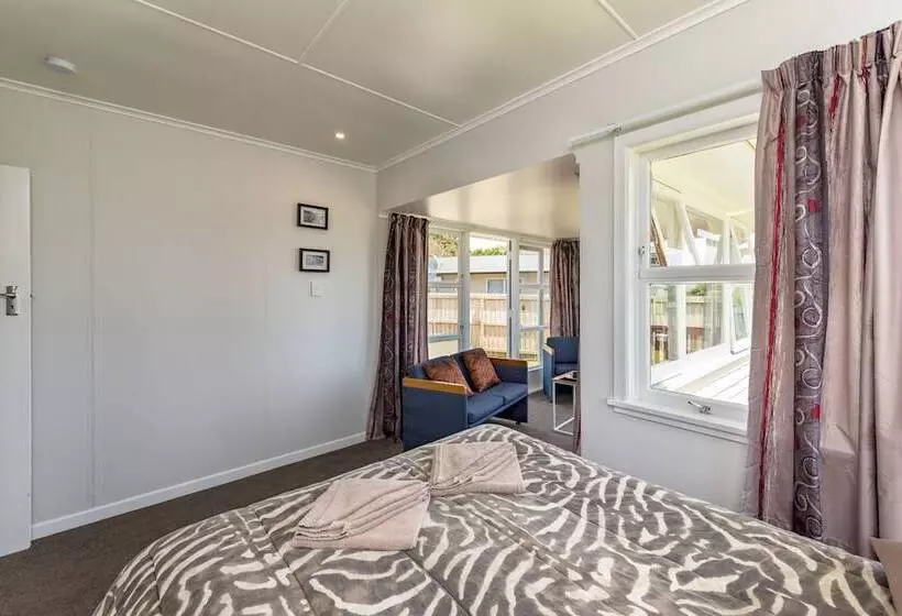Waitangi Beach Bach 30b