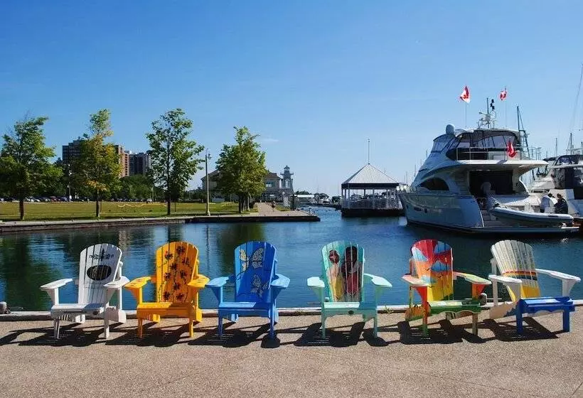 Отель Holiday Inn & Suites Oakville At Bronte, An Ihg