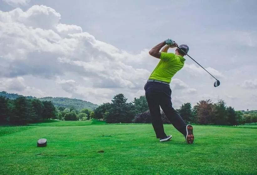 Отель Holiday Inn & Suites Oakville At Bronte, An Ihg