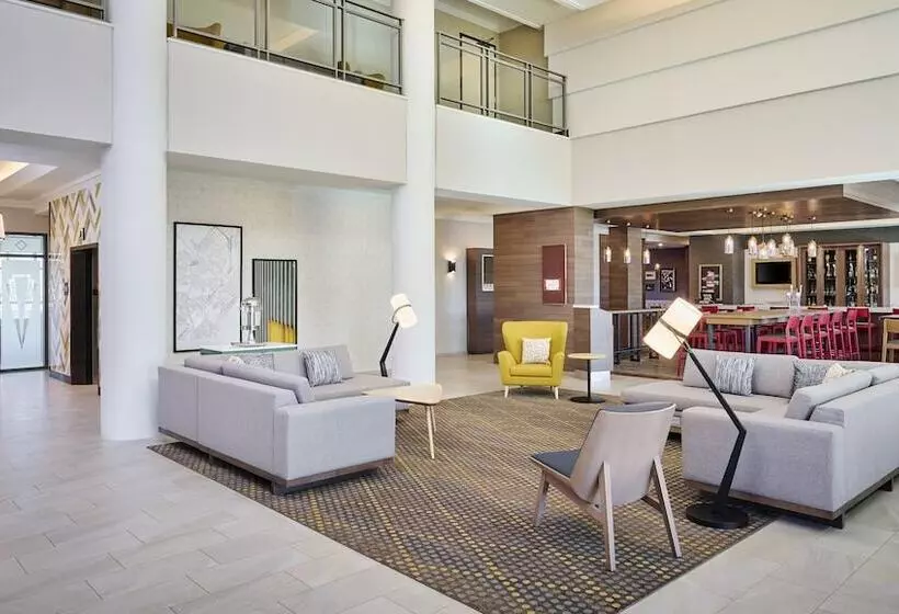 Отель Holiday Inn & Suites Oakville At Bronte, An Ihg