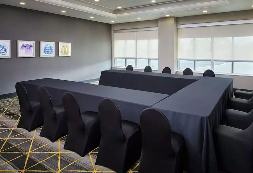 Отель Holiday Inn & Suites Oakville At Bronte, An Ihg