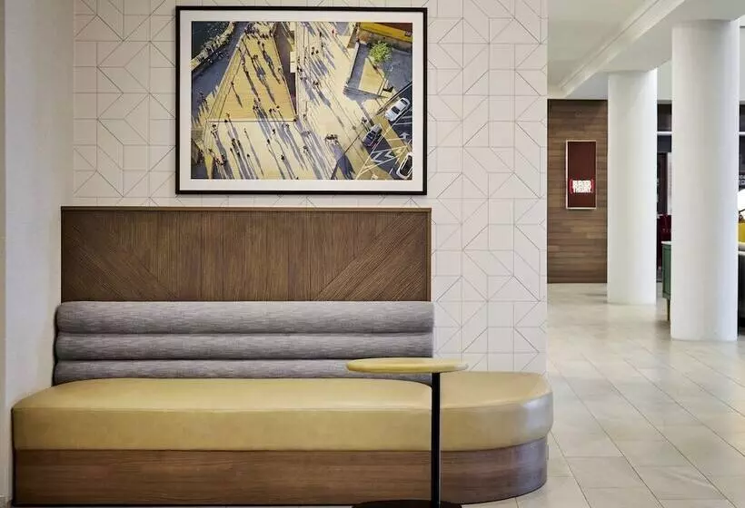 Отель Holiday Inn & Suites Oakville At Bronte, An Ihg