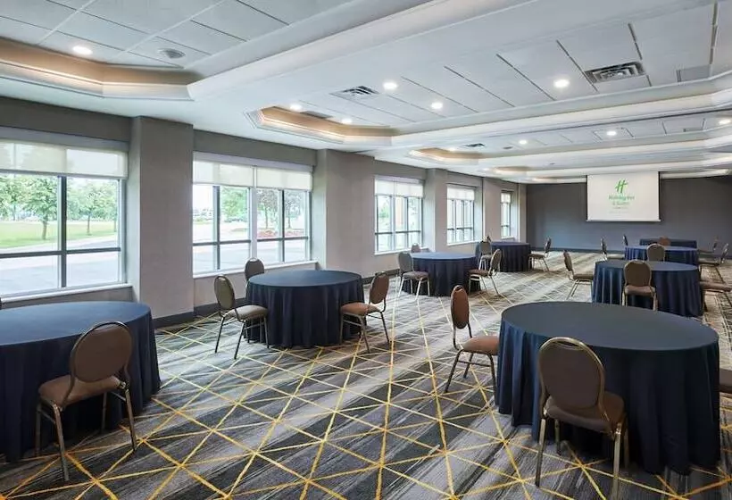 Отель Holiday Inn & Suites Oakville At Bronte, An Ihg
