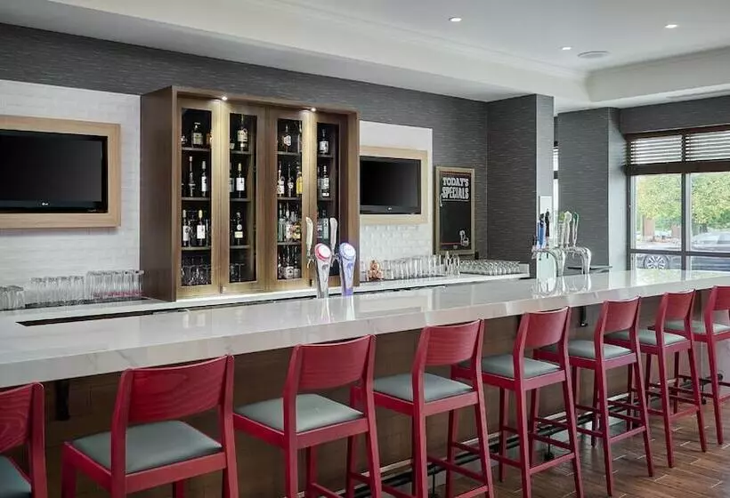 Отель Holiday Inn & Suites Oakville At Bronte, An Ihg