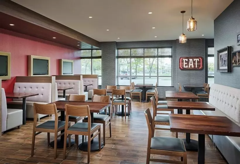 Отель Holiday Inn & Suites Oakville At Bronte, An Ihg