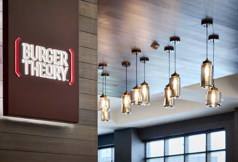 Отель Holiday Inn & Suites Oakville At Bronte, An Ihg