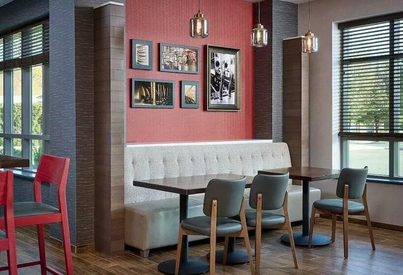 Отель Holiday Inn & Suites Oakville At Bronte, An Ihg