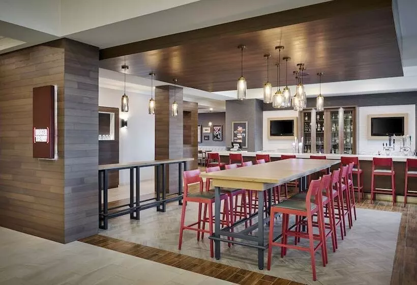 Отель Holiday Inn & Suites Oakville At Bronte, An Ihg