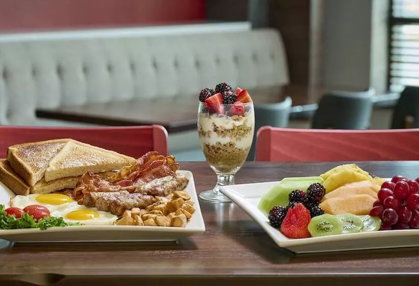 Отель Holiday Inn & Suites Oakville At Bronte, An Ihg