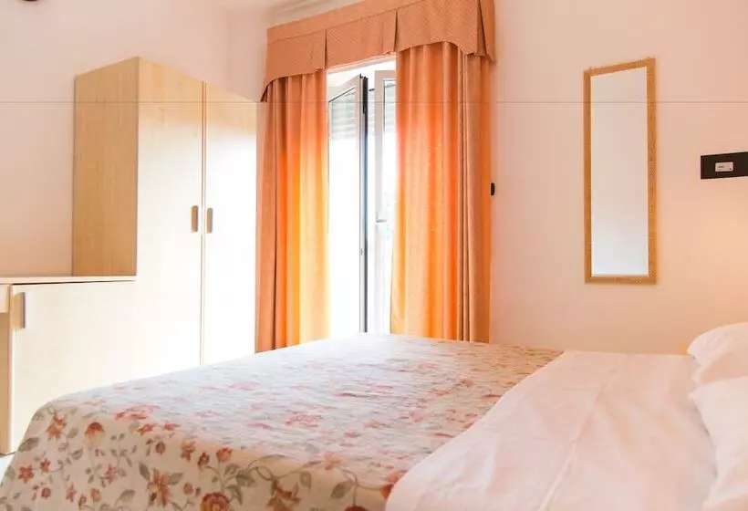 ホテル Saint Tropez   Pineto