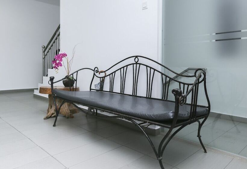 Hotel Oyo 89915 East Mount