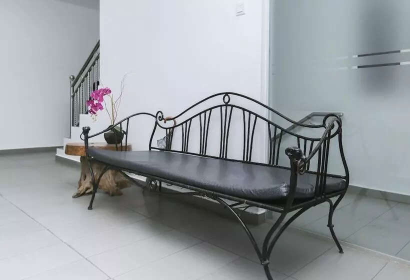 Hotelli Oyo 89915 East Mount