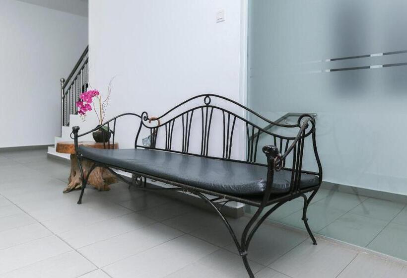 Hotel Oyo 89915 East Mount