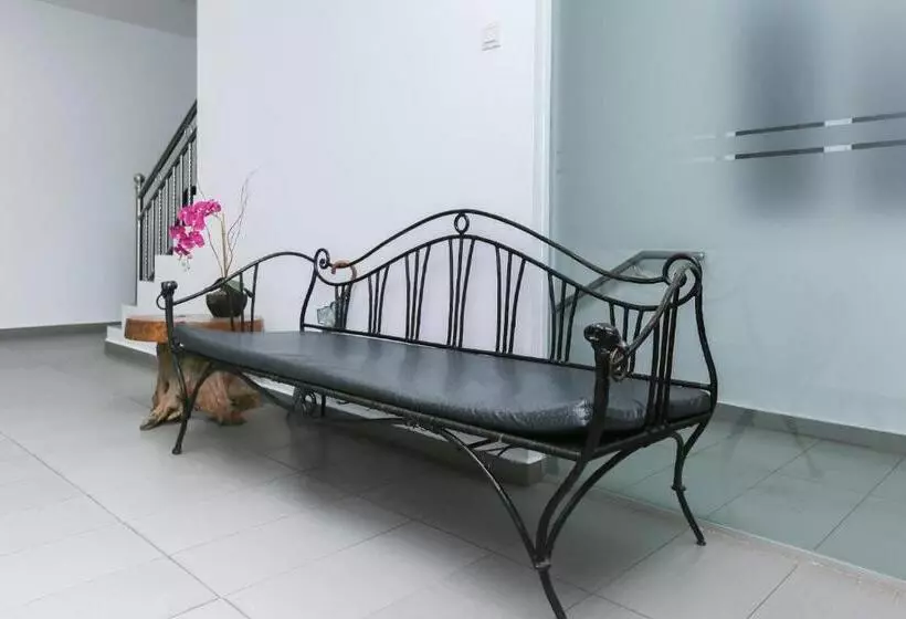 Hotelli Oyo 89915 East Mount