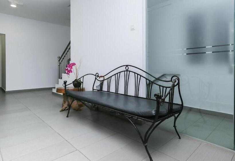 Hotel Oyo 89915 East Mount