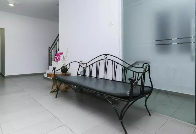 Hotelli Oyo 89915 East Mount