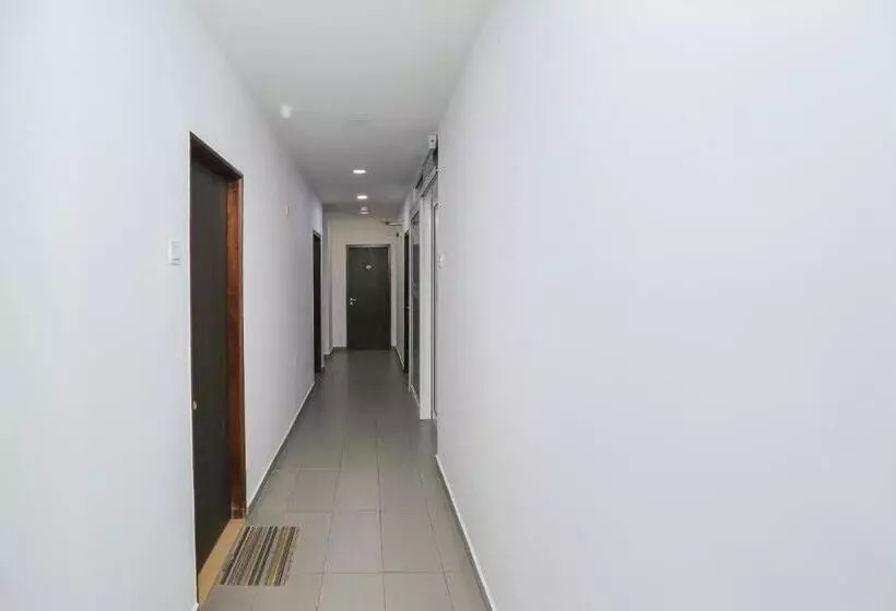 Hotelli Oyo 89915 East Mount