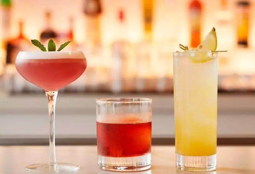 Cadillac Hotel & Beach Club, Autograph Collection