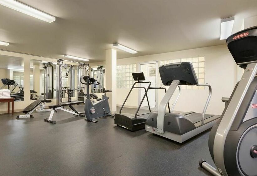 فندق Coast Fraser Tower