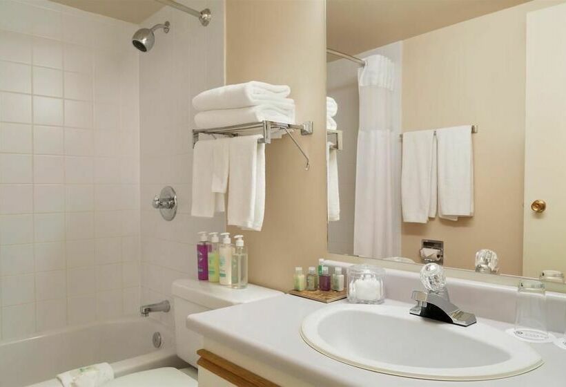 فندق Coast Fraser Tower