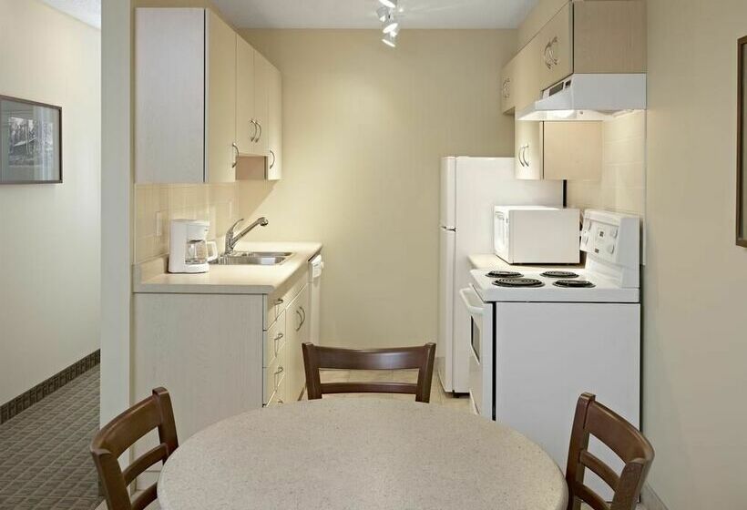 فندق Coast Fraser Tower