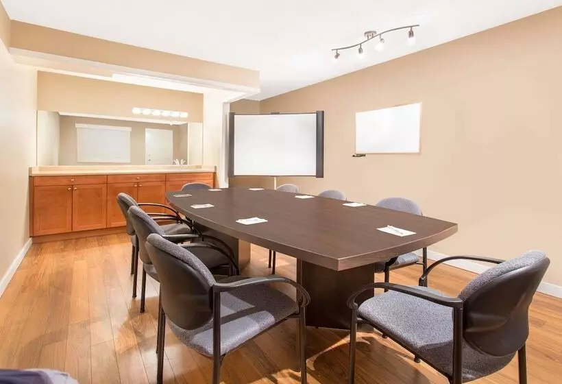 호텔 Grand Forks Inn