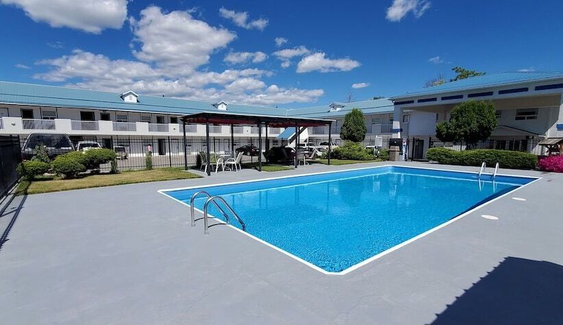 בית מלון כפרי Grand Forks Inn