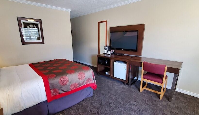 בית מלון כפרי Grand Forks Inn