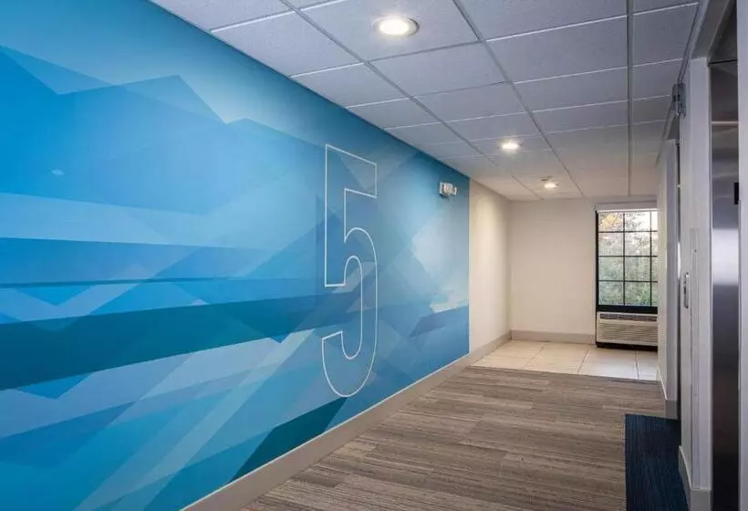 هتل Holiday Inn Express & Suites Newport News, An Ihg