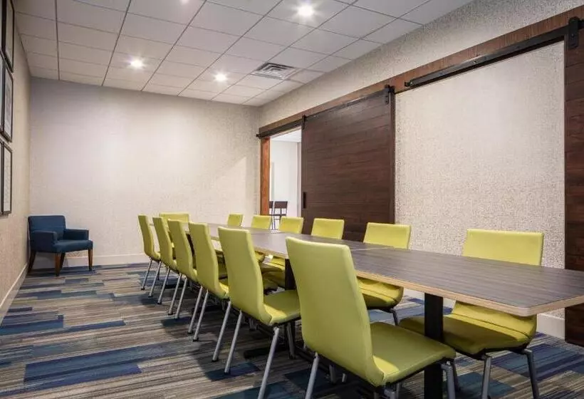هتل Holiday Inn Express & Suites Newport News, An Ihg