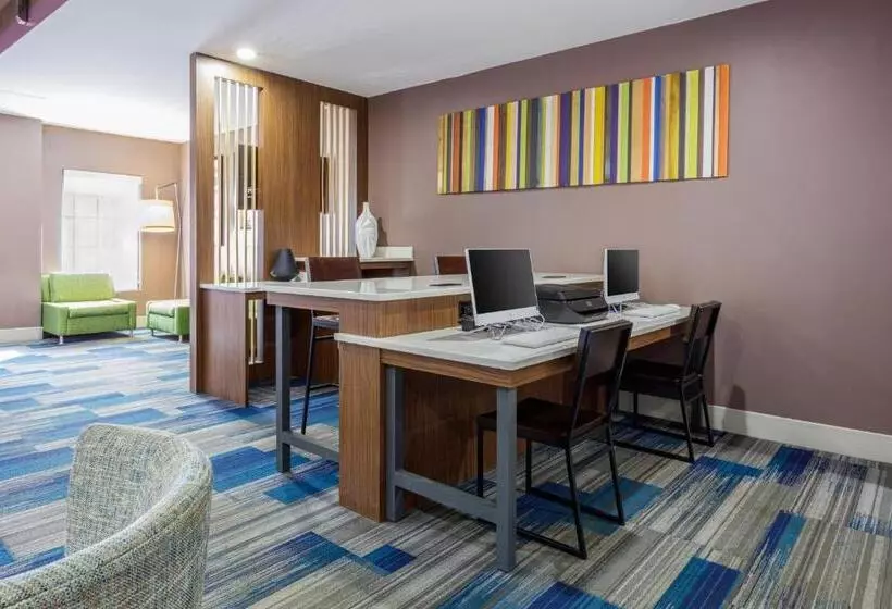 هتل Holiday Inn Express & Suites Newport News, An Ihg
