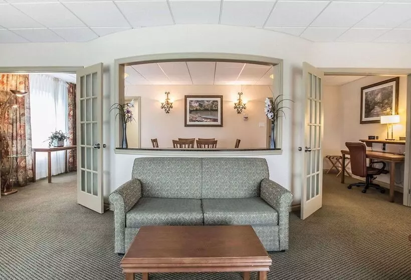 هتل Quality Suites